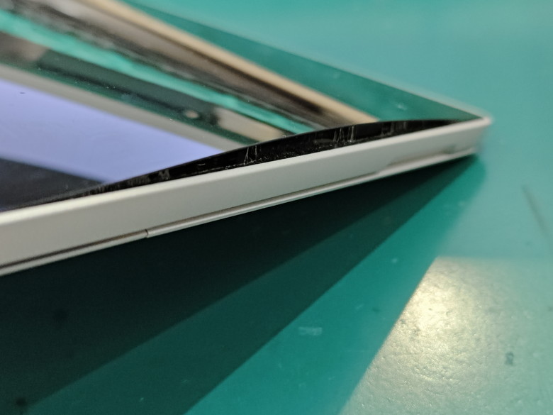 画面の浮いたSurface6