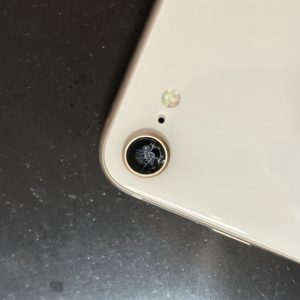 iPhone8カメラ割れ