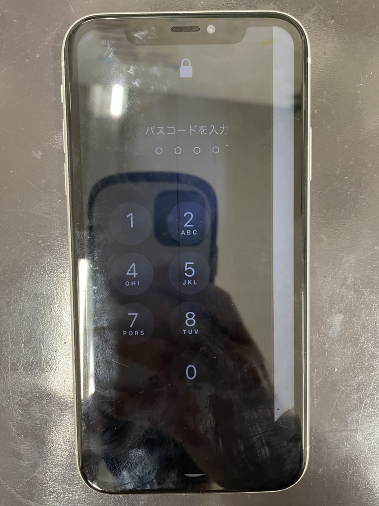 iPhone11の画面に線が　修理前　スマホスピタル