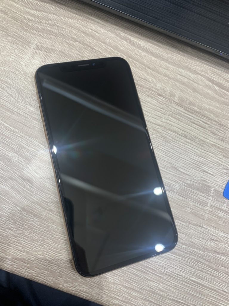 iPhoneXS　画面修理後の綺麗になった様子　スマホスピタル