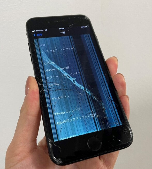 iPhone7画面割れ液晶漏れ修理前