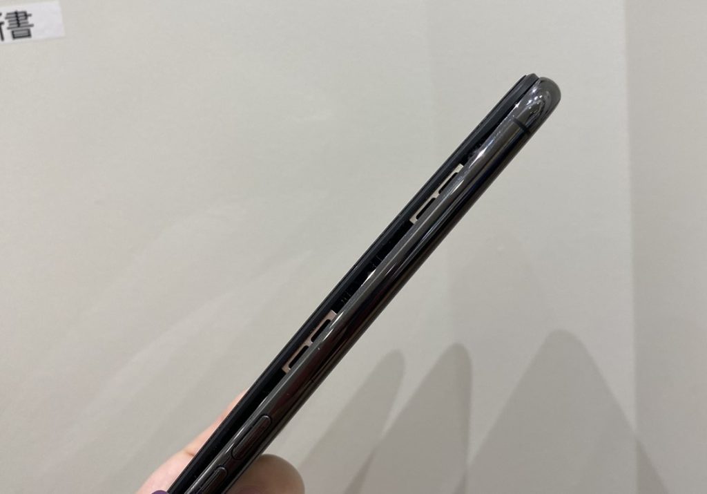 iPhoneXsバッテリー膨張修理前