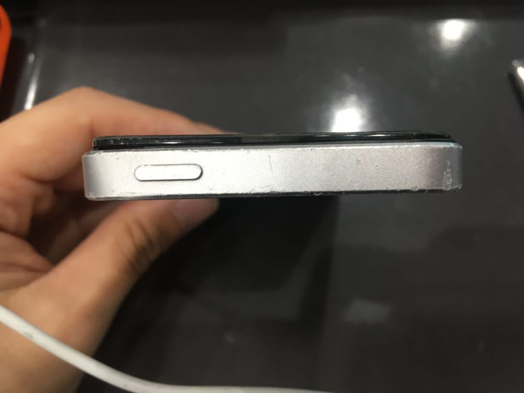 iPhoneSEの画面浮き（バッテリー修理の際の発見）２