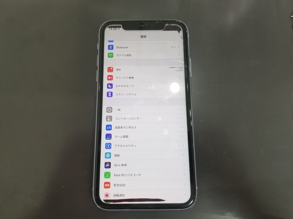 圧迫されて液漏れしたiPhone11