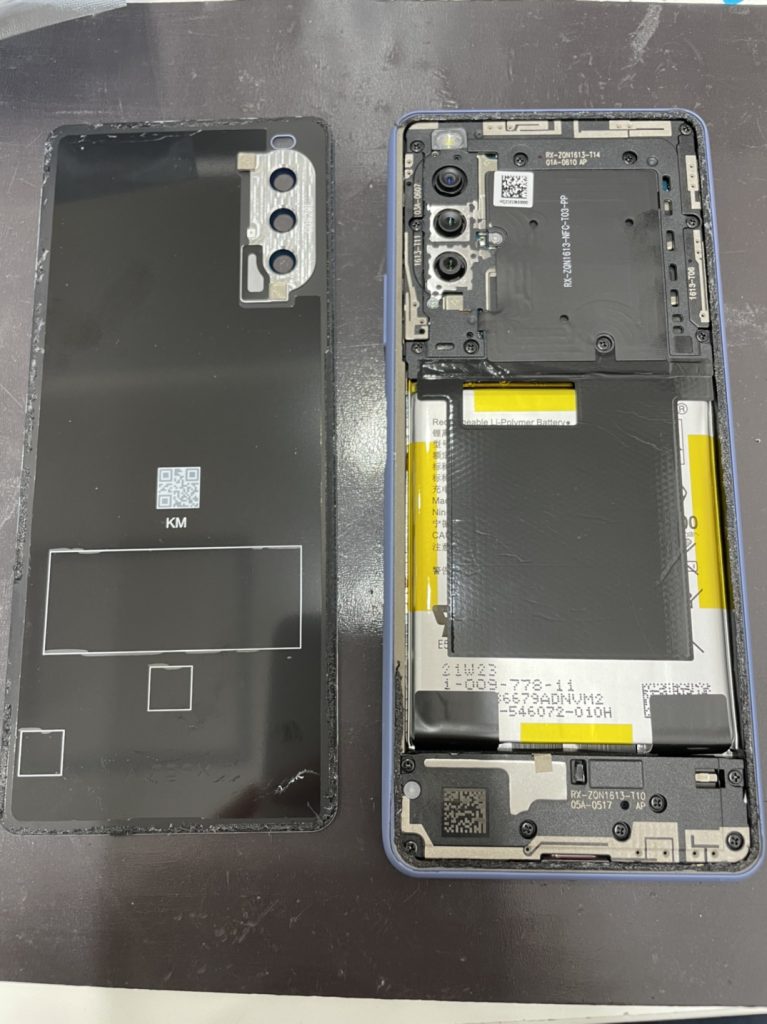 加熱して粘着テープを緩めて背面から開いた後