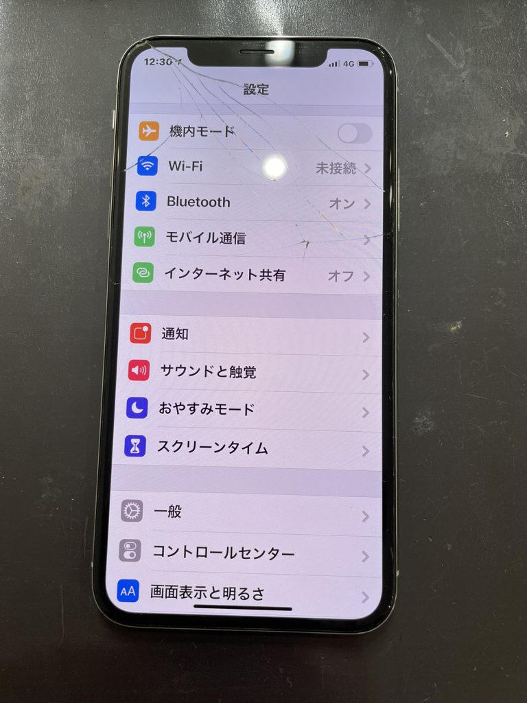 上部が割れたiPhoneX