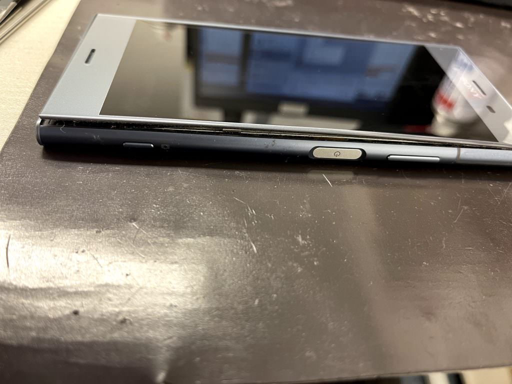 Xperia XZ1 バッテリー膨張