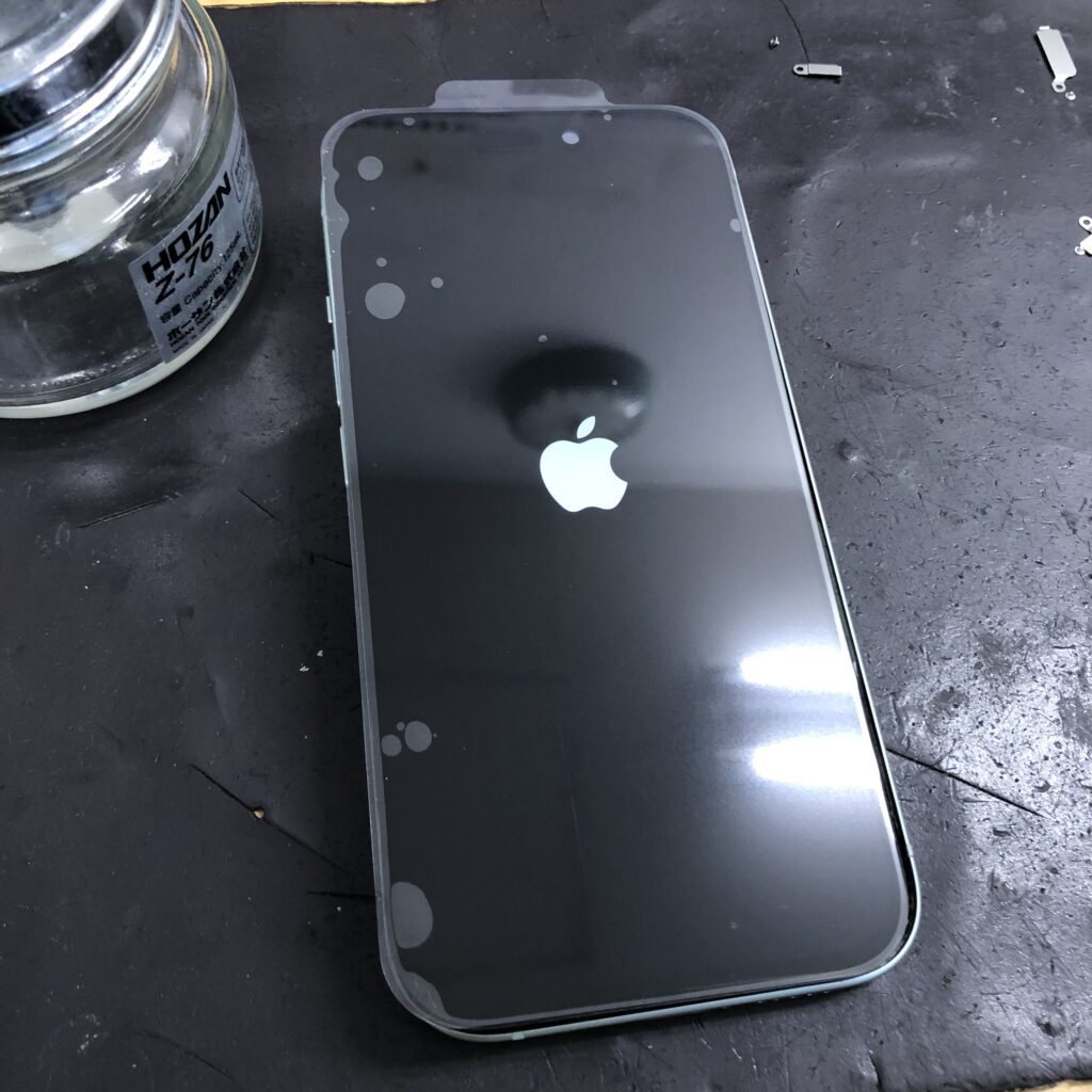 iphone15フロントパネル仮付け