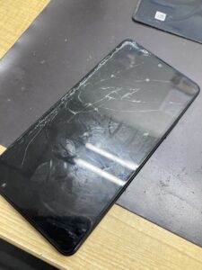 画面割れてるスマホ