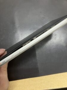 バッテリーが膨張して画面が浮き上がったiPhone11