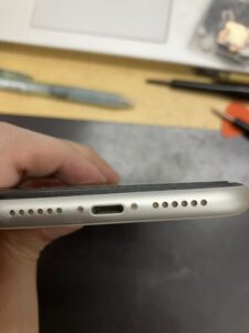 iPhone11のねじを外す