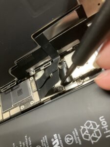 iPhone11のコネクタカバーを外す