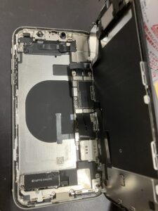 バッテリーを外したiPhone11