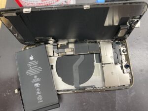 iPhone12のバッテリー取出し