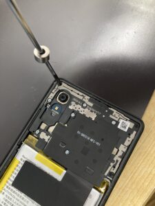 Xperia Ace Ⅲ バッテリー交換 修理作業中の様子