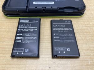 New 3DS LLの膨張した旧バッテリーと新品の正常なバッテリーの比較