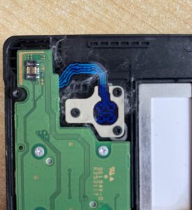 New 3DS LLのバッテリー膨張による隙間から発生したホコリの様子