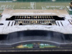 3DS LLのカードスロット内部でピンが曲がっている状態。