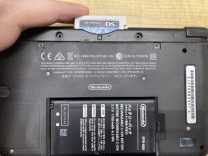 3DS LLでゲームカードを挿してテストしている画像。