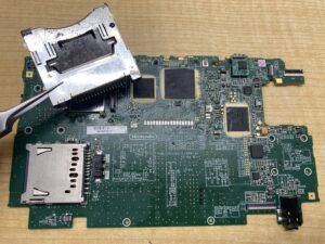 カードスロットを取り外した直後の3DS LL基板の状態。