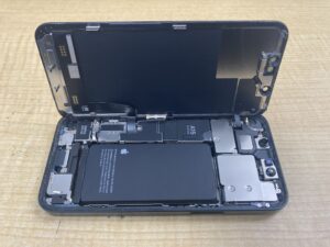 iPhone 13 mini 分解 液晶画面の取り外し