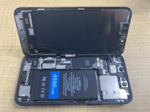 iPhone 13 mini 新品バッテリーの組み込み作業