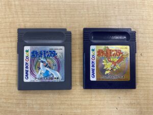 ゲームボーイカラー専用ソフト『ポケットモンスター 金・銀』のカセット。電池切れでセーブができない状態。 (Game Boy Color Pokémon Gold and Silver cartridges with dead batteries)