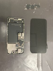 iPhone14Pro 画面分解 作業中の様子