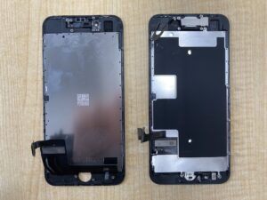 修理専用工具を用いて慎重にiPhone SE2を開封・分解するエンジニアの手元