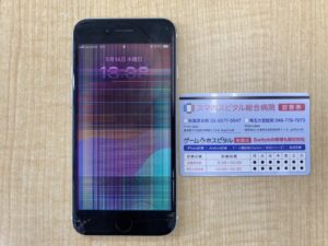 液晶表示に複数の白い横線が入ったiPhone SE2の故障端末（秋葉原での修理受付時）