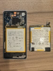 古いバッテリーを取り外し、新しい大容量バッテリーへ交換している作業中の画像