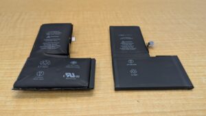 新旧バッテリーの比較画像。古いバッテリーが明らかに膨らんでいることがわかる。