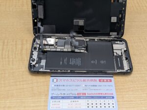 新品のディスプレイとバッテリーが内部に収まった状態。