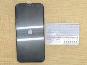 修理完了後、画面が完全に閉じられ正常に表示されているiPhone X。