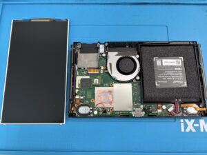 Switchの液晶修理工程：背面パネルを取り外しメイン基板を露出させた内部構造