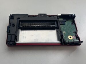分解されたゲームボーイミクロの本体と内部パーツ。