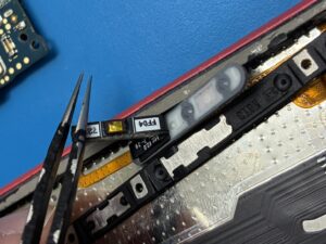 Xperia 10 IIIの電源ボタン周辺の内部パーツ、フレキシブルケーブルが接続されている状態