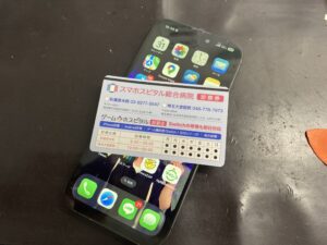 液晶交換修理が完了し、新品同様に綺麗に表示されるようになったiPhone 17の表面写真