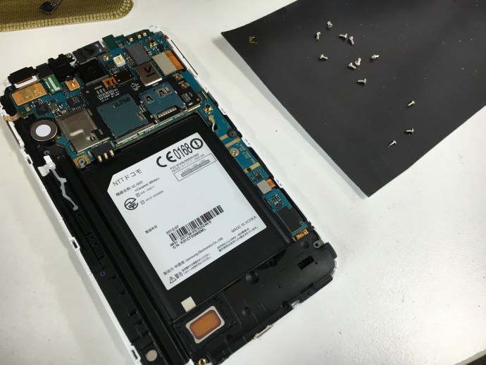 分解途中の初代ギャラクシーノート(SC-05D)