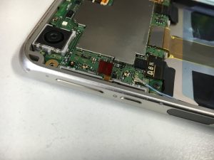 分解修理中のAQUOS ZETA(SH-04H)