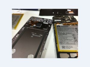 バッテリー交換途中の分解したHUAWEI P9(EVA-L09)