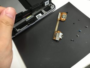 マイクロUSBコネクタが腐食しているNexus7(2012)