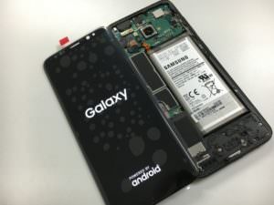画面パーツを一時的に交換してデータ移行中のGalaxyS8(SCV36)