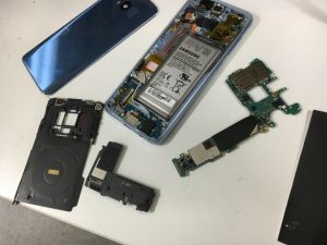 分解して乾燥中のギャラクシーS8(SC-02J)