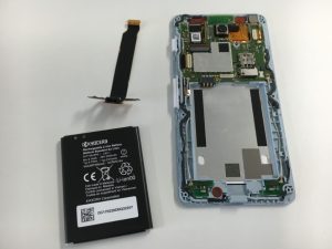 充電口とバッテリーを交換途中の分解したAndroid One S2