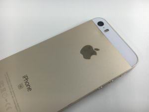 割れたバックカメラレンズを交換修理後のiPhoneSE