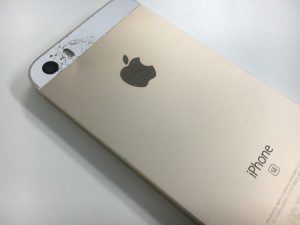 バックカメラレンズが割れているiPhoneSE
