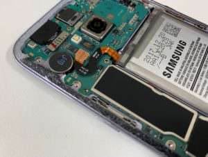 分解して修理中のGalaxyS8(SC-02J)