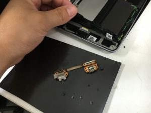 充電口を交換するために分解しているNexus7(2012)