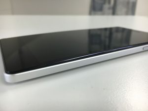 バッテリー膨張で液晶画面が持ちあがっているVAIO Phone Biz